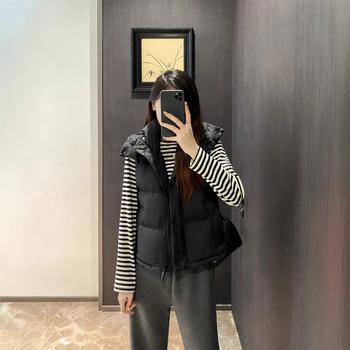 Geacă damă cu glugă din puf de gâscă, conținut puf 86–90%, grosime medie, lungime medie 65–80 cm, umplere cu puf 51–100 g