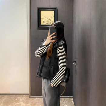 Geacă damă cu glugă din puf de gâscă, conținut puf 86–90%, grosime medie, lungime medie 65–80 cm, umplere cu puf 51–100 g