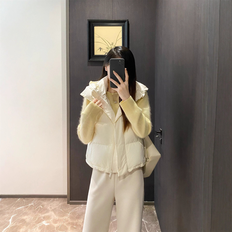 Geacă damă cu glugă din puf de gâscă, conținut puf 86–90%, grosime medie, lungime medie 65–80 cm, umplere cu puf 51–100 g