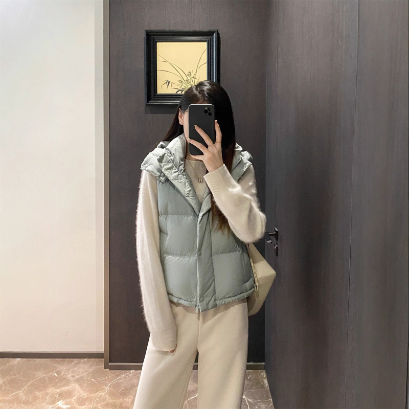 Geacă damă cu glugă din puf de gâscă, conținut puf 86–90%, grosime medie, lungime medie 65–80 cm, umplere cu puf 51–100 g