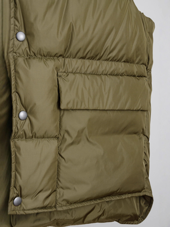 Жилетка с пухово съдържание 86–90%, пухово пълнеж 90, основна материя: полиестер, стойкова яка, 3D джобове с патч