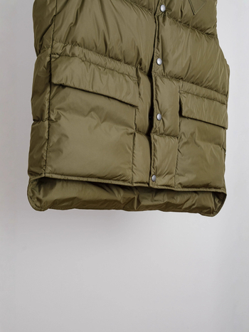 Жилетка с пухово съдържание 86–90%, пухово пълнеж 90, основна материя: полиестер, стойкова яка, 3D джобове с патч