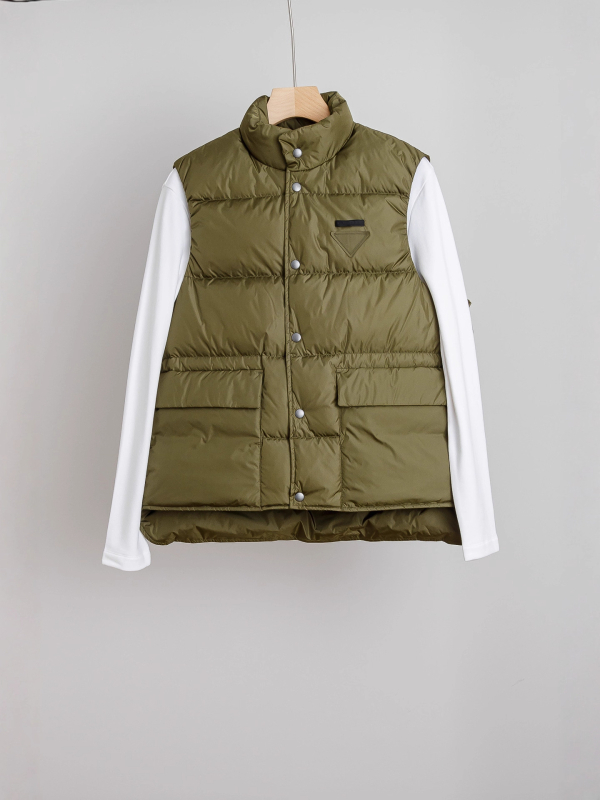 Жилетка с пухово съдържание 86–90%, пухово пълнеж 90, основна материя: полиестер, стойкова яка, 3D джобове с патч