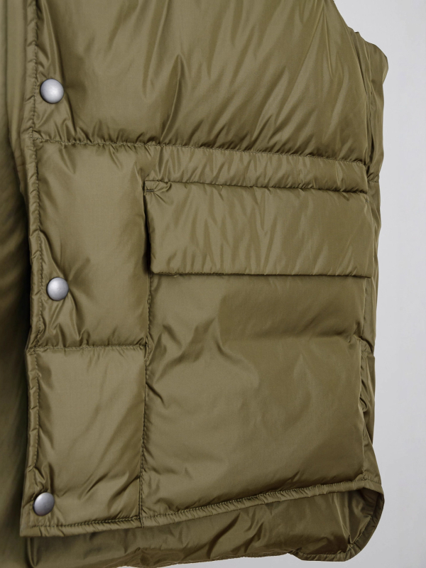 Жилетка с пухово съдържание 86–90%, пухово пълнеж 90, основна материя: полиестер, стойкова яка, 3D джобове с патч