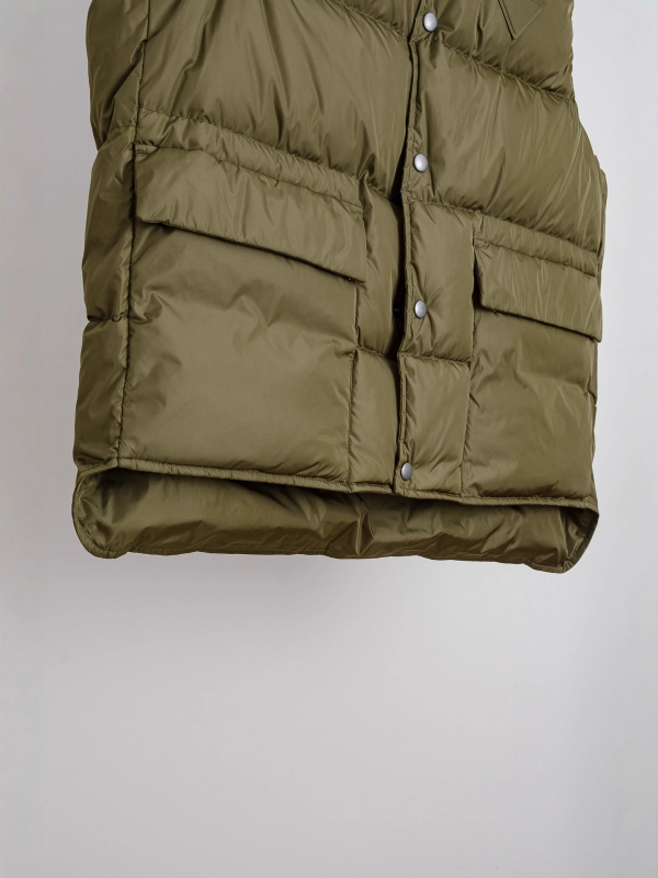 Жилетка с пухово съдържание 86–90%, пухово пълнеж 90, основна материя: полиестер, стойкова яка, 3D джобове с патч