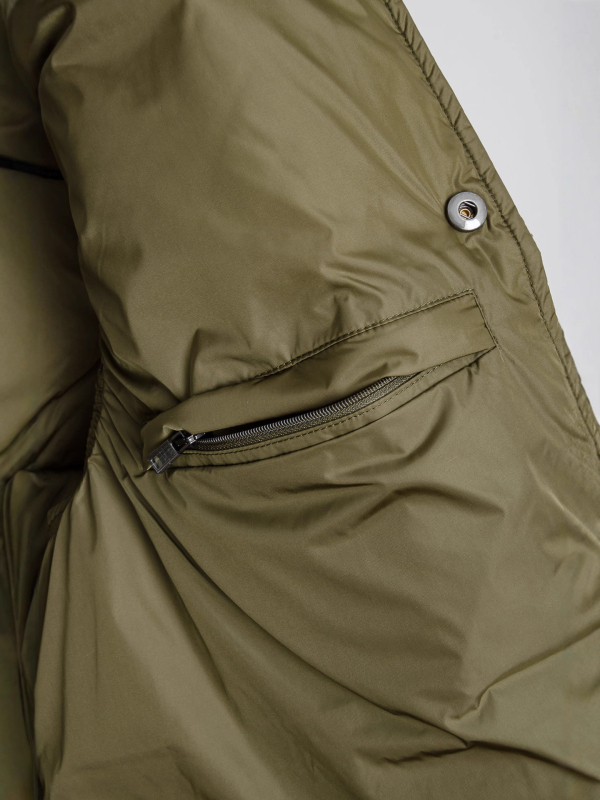 Жилетка с пухово съдържание 86–90%, пухово пълнеж 90, основна материя: полиестер, стойкова яка, 3D джобове с патч