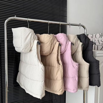 Vesta din puf pentru femei, cu fermoar, guler cu glugă, croială lejeră, umplutură din puf de rață alb 86–90%.