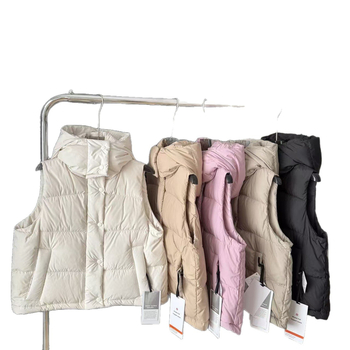 Vesta din puf pentru femei, cu fermoar, guler cu glugă, croială lejeră, umplutură din puf de rață alb 86–90%.