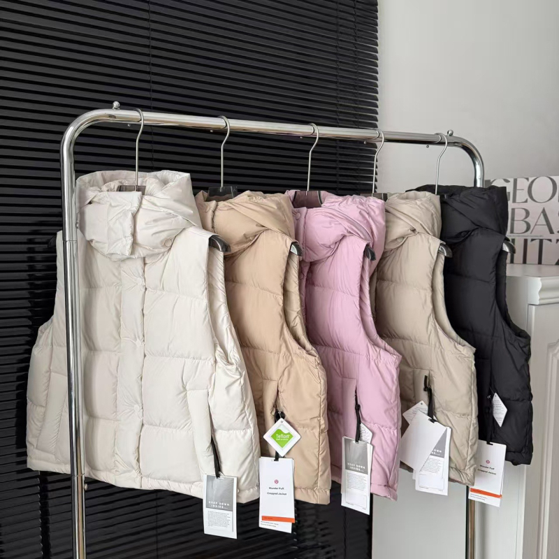 Vesta din puf pentru femei, cu fermoar, guler cu glugă, croială lejeră, umplutură din puf de rață alb 86–90%.