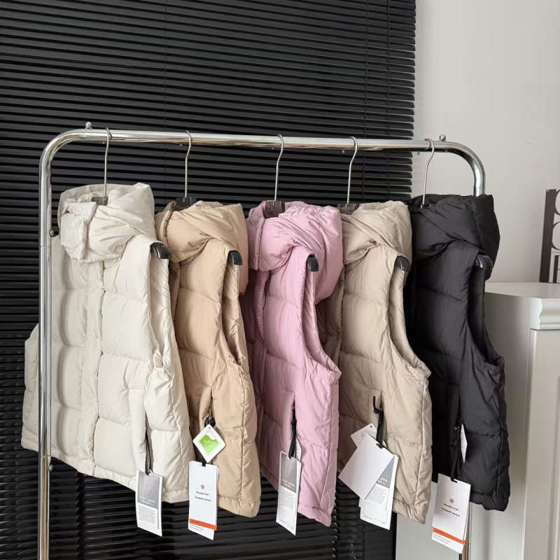 Vesta din puf pentru femei, cu fermoar, guler cu glugă, croială lejeră, umplutură din puf de rață alb 86–90%.