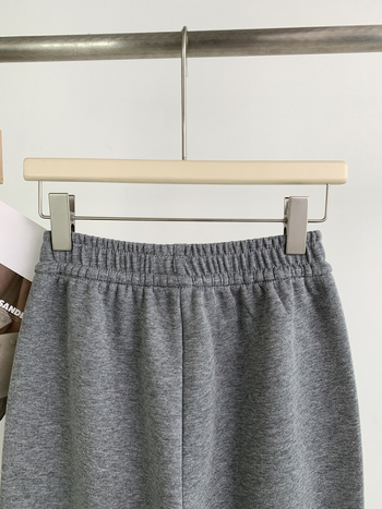 Ženske udobne casual hlače s opuštenim krojem, skraćena dužina, srednji struk, mješavina pamuka i poliestera (50-70% pamuk, 30-50% poliester), izuzetno debele