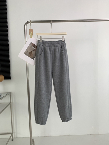 Ženske udobne casual hlače s opuštenim krojem, skraćena dužina, srednji struk, mješavina pamuka i poliestera (50-70% pamuk, 30-50% poliester), izuzetno debele