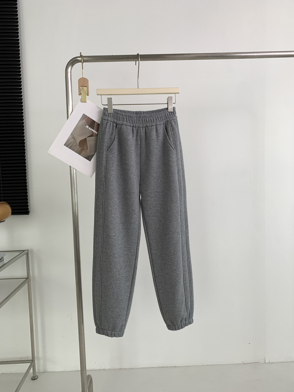 Ženske udobne casual hlače s opuštenim krojem, skraćena dužina, srednji struk, mješavina pamuka i poliestera (50-70% pamuk, 30-50% poliester), izuzetno debele