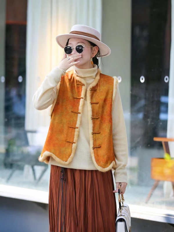 Γιλέκο σε βρετανικό στυλ, υπερ-κοντό μήκος, V-λαιμό, ένα κουμπί, νάιλον ύφασμα με βαμβακερό γέμισμα