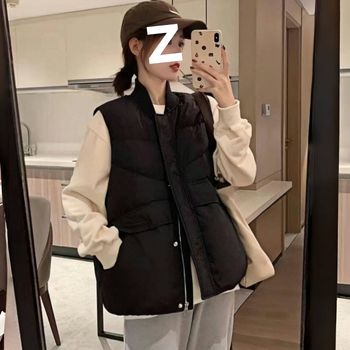 Γυναικείο γιλέκο σε κορεατικό στυλ, εξωτερική επιφάνεια από πολυεστέρα, γέμισμα από βαμβάκι, μπροστινό φερμουάρ, λαιμός τύπου crewneck, μονοχρωμο — Χειμώνας 2024