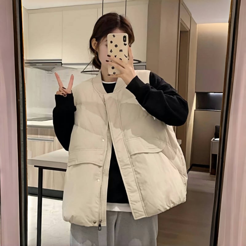 Γυναικείο γιλέκο σε κορεατικό στυλ, εξωτερική επιφάνεια από πολυεστέρα, γέμισμα από βαμβάκι, μπροστινό φερμουάρ, λαιμός τύπου crewneck, μονοχρωμο — Χειμώνας 2024