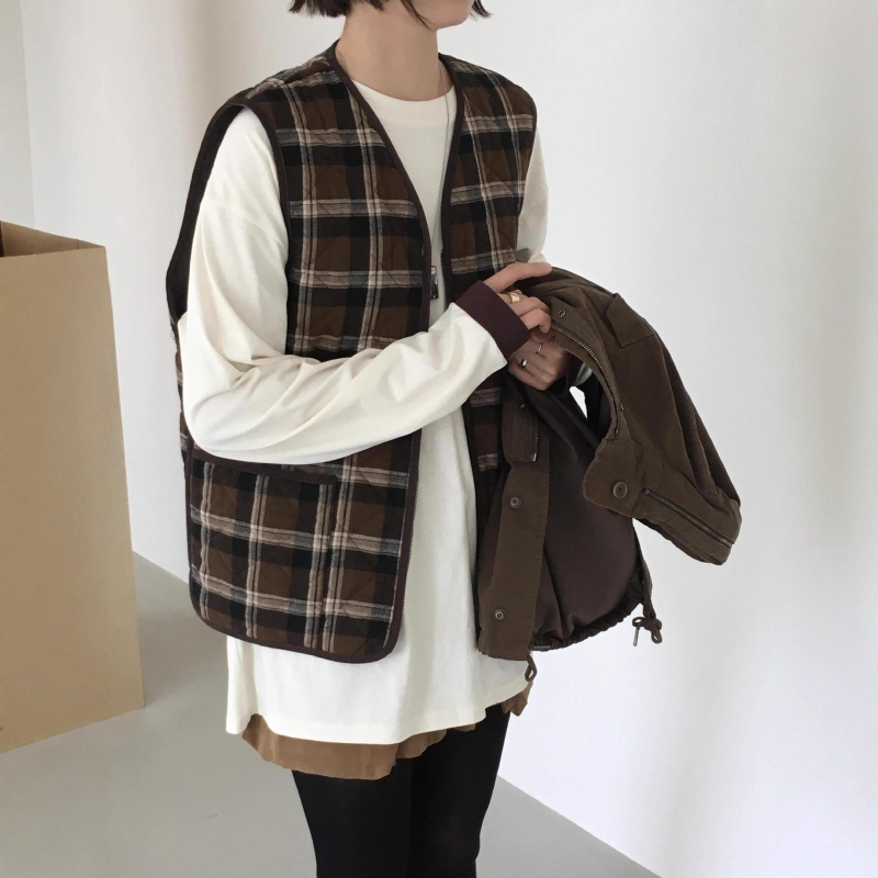 Γυναικείο γιλέκο καρό σε κορεατικό στυλ με V-λαιμό, διπλές τσέπες, πολυεστερική ύφανση και γέμισμα από συνθετικό μετάξι-βαμβάκι