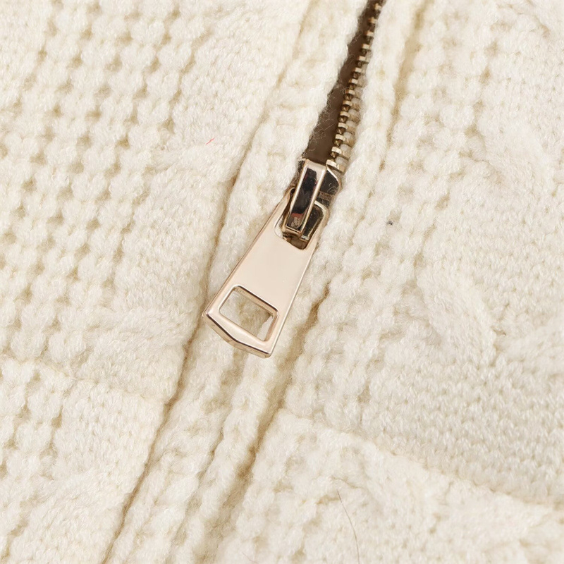 Дамска дебела плетена памучна жилетка със стояща яка и цип, полиестерен плат 70–80%, пълнеж: полиестер-памук, модел: едноцветен, зима 2025