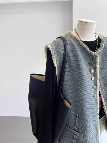 Ženski pamučni prsluk – casual stil, duljina 50–65 cm, ovratnik s gumbima, prednji otvor s jednim redom kopči