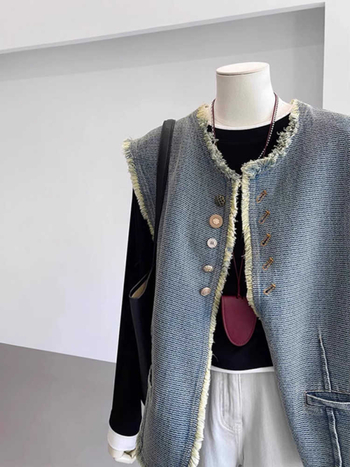 Ženski pamučni prsluk – casual stil, duljina 50–65 cm, ovratnik s gumbima, prednji otvor s jednim redom kopči