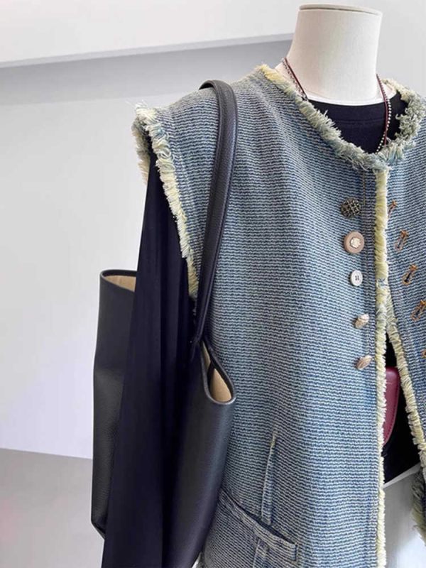Ženski pamučni prsluk – casual stil, duljina 50–65 cm, ovratnik s gumbima, prednji otvor s jednim redom kopči