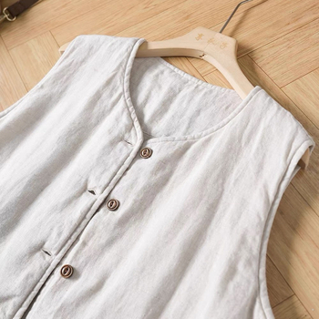 Γυναικείο μακρύ γιλέκο με επένδυση από ακρυλικό ύφασμα, γέμισμα ακρυλικό βαμβάκι, κύριο ύφασμα ≥95%, κούμπωμα: μονή σειρά με πολλαπλές αγκράφες, κολάρο: κρεμάστρα, κομψό αστικό στυλ, χειμώνας 2025