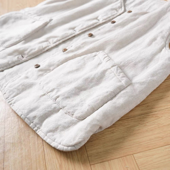 Γυναικείο μακρύ γιλέκο με επένδυση από ακρυλικό ύφασμα, γέμισμα ακρυλικό βαμβάκι, κύριο ύφασμα ≥95%, κούμπωμα: μονή σειρά με πολλαπλές αγκράφες, κολάρο: κρεμάστρα, κομψό αστικό στυλ, χειμώνας 2025