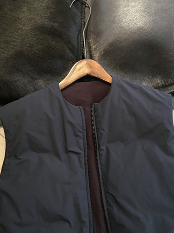 Жилетка без ръкави от полиестер със пълнене имитационна коприна-памук, качулка, едноцветна, свободна кройка, зимна колекция 2025