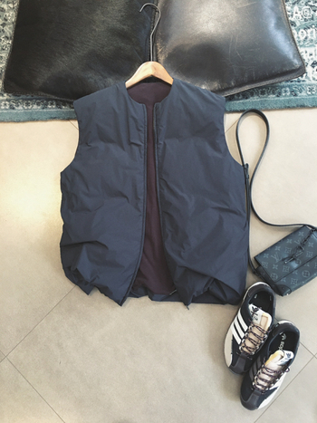 Жилетка без ръкави от полиестер със пълнене имитационна коприна-памук, качулка, едноцветна, свободна кройка, зимна колекция 2025