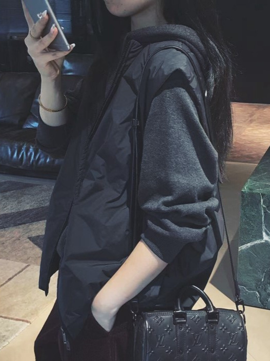 Жилетка без ръкави от полиестер със пълнене имитационна коприна-памук, качулка, едноцветна, свободна кройка, зимна колекция 2025