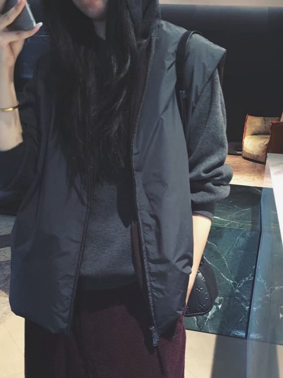 Жилетка без ръкави от полиестер със пълнене имитационна коприна-памук, качулка, едноцветна, свободна кройка, зимна колекция 2025