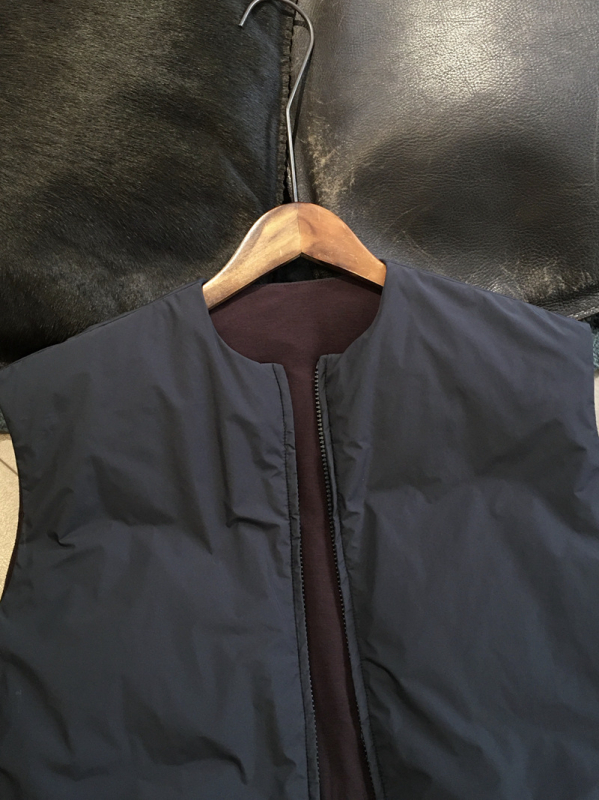 Жилетка без ръкави от полиестер със пълнене имитационна коприна-памук, качулка, едноцветна, свободна кройка, зимна колекция 2025