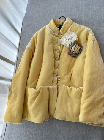 Baršunasta jakna s chenille materijalom, polo ovratnik, jednostruko kopčanje, ultra kratka duljina