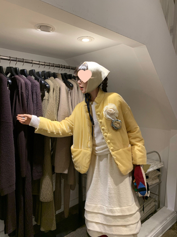 Baršunasta jakna s chenille materijalom, polo ovratnik, jednostruko kopčanje, ultra kratka duljina