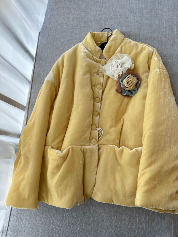 Baršunasta jakna s chenille materijalom, polo ovratnik, jednostruko kopčanje, ultra kratka duljina