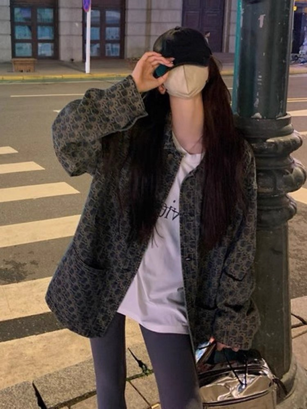 Ženska traper jakna u američkom street retro stilu, slobodan kroj, srednja duljina, jesen 2024