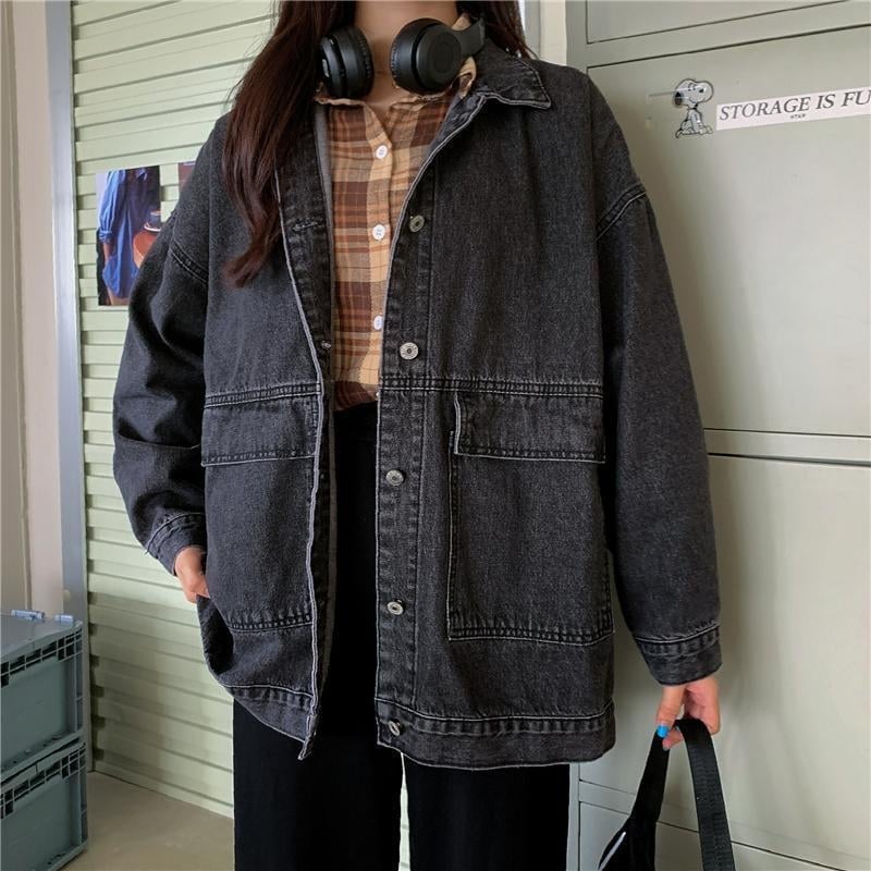 Ženski džins kaput, kratka linija, opuštena silueta, dugi rukavi, polo ovratnik, kopčanje u jednom redu, tkanina denim s 30–50% poliestera, duljina 50–65 cm