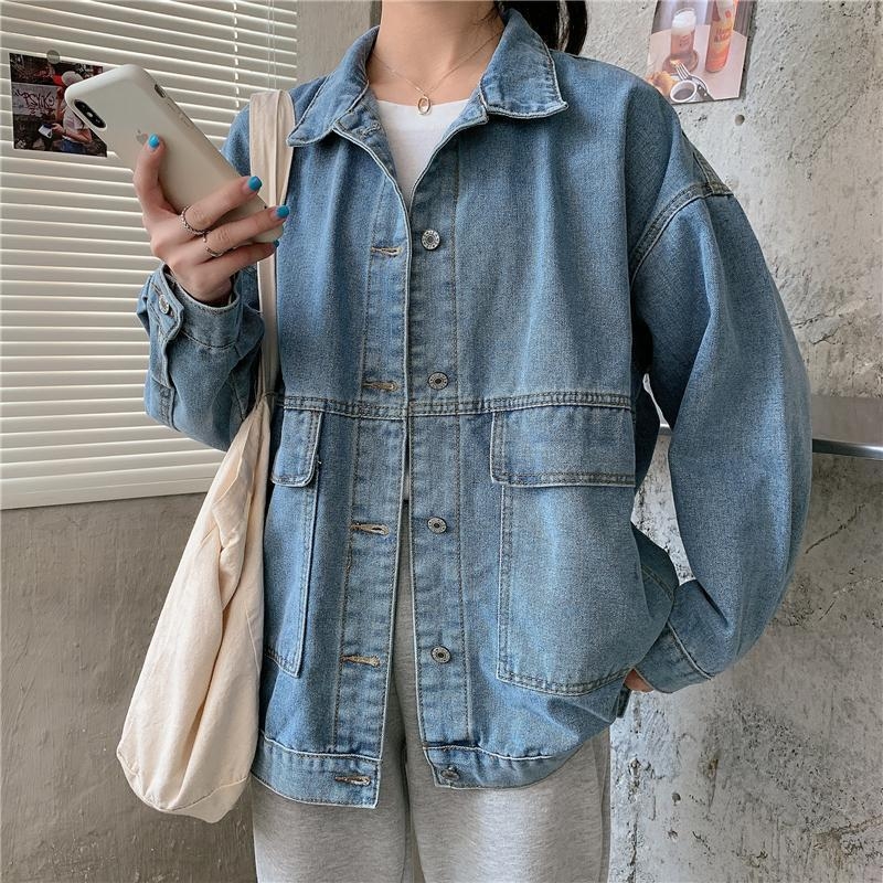 Ženski džins kaput, kratka linija, opuštena silueta, dugi rukavi, polo ovratnik, kopčanje u jednom redu, tkanina denim s 30–50% poliestera, duljina 50–65 cm
