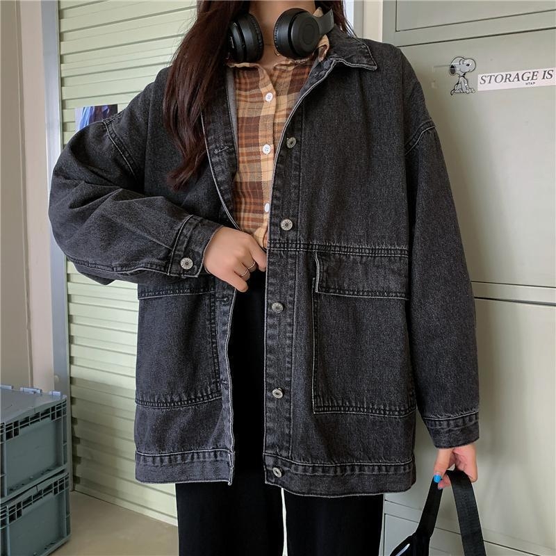 Ženski džins kaput, kratka linija, opuštena silueta, dugi rukavi, polo ovratnik, kopčanje u jednom redu, tkanina denim s 30–50% poliestera, duljina 50–65 cm
