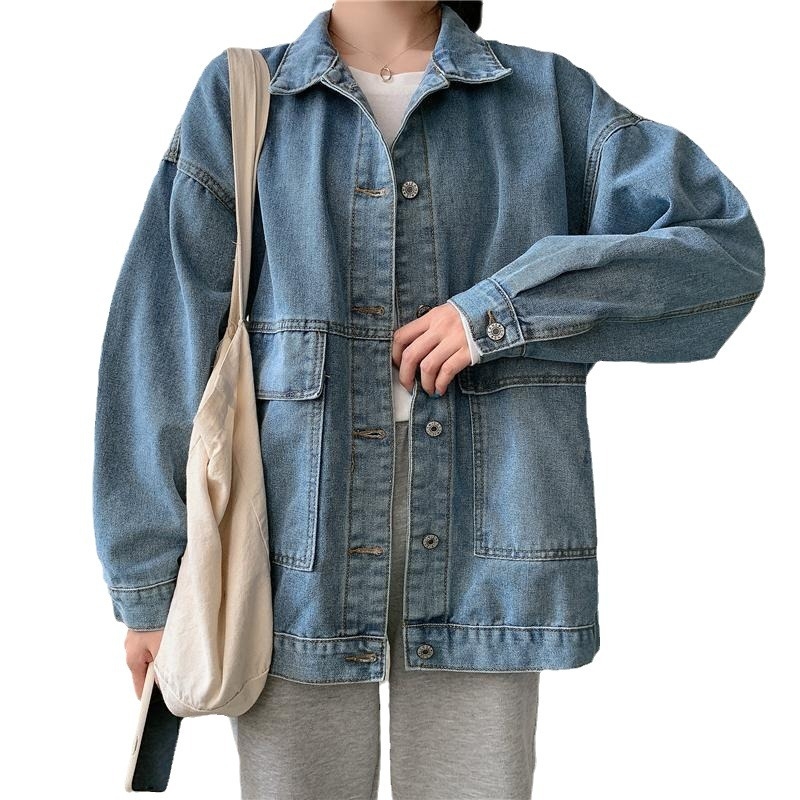 Ženski džins kaput, kratka linija, opuštena silueta, dugi rukavi, polo ovratnik, kopčanje u jednom redu, tkanina denim s 30–50% poliestera, duljina 50–65 cm