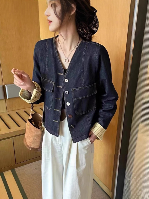 Traper jakna s V izrezom, jednororedno kopčanje, dugi rukavi, regular kroj, pamuk denim