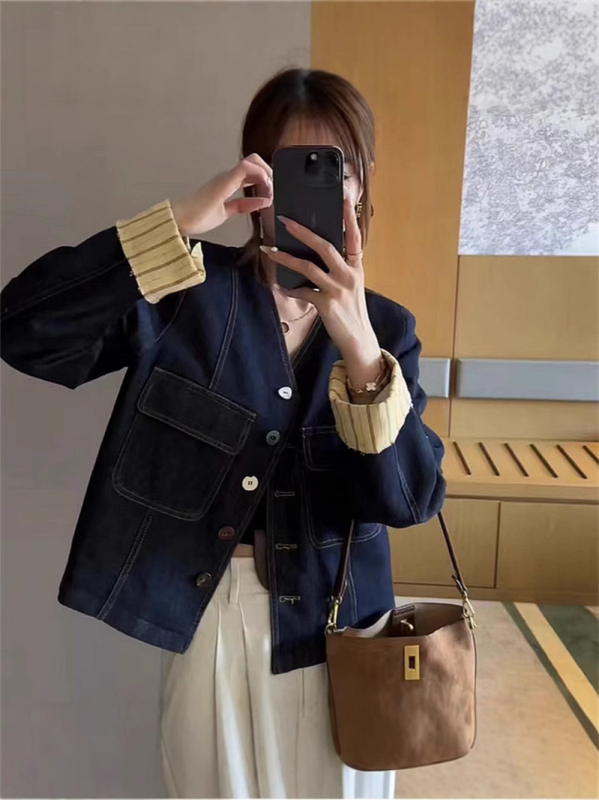 Traper jakna s V izrezom, jednororedno kopčanje, dugi rukavi, regular kroj, pamuk denim