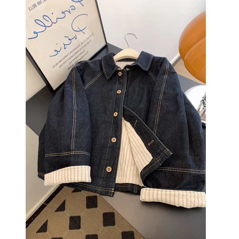 Ženska traper jakna, prešivana izolacija, slobodan kroj, polo ovratnik, zima 2025