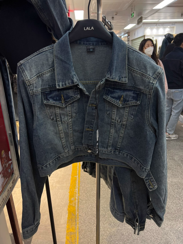 Ženski džins kaput, denim uzorak, polo ovratnik, jednodnevno kopčanje, kratka duljina