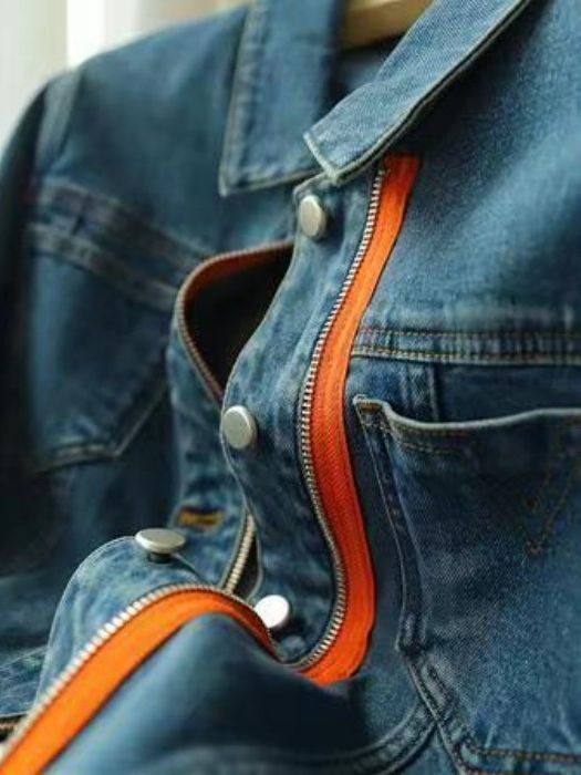 Ženska denim jakna - slobodan kroj, srednje dužine, Polo ovratnik, dugi rukavi; 70–80% pamuk, poliester <30%; casual stil inspiriran japanskim/ korejskim modnim trendovima; jesen 2023