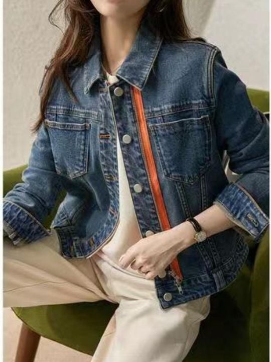 Ženska denim jakna - slobodan kroj, srednje dužine, Polo ovratnik, dugi rukavi; 70–80% pamuk, poliester <30%; casual stil inspiriran japanskim/ korejskim modnim trendovima; jesen 2023