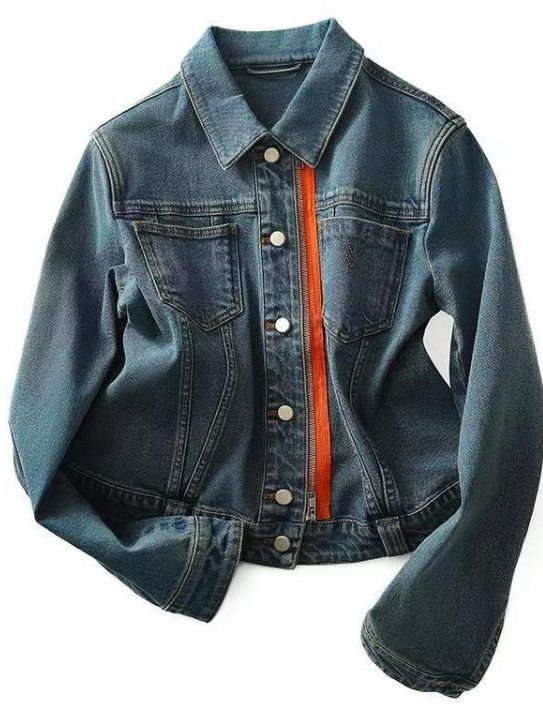 Ženska denim jakna - slobodan kroj, srednje dužine, Polo ovratnik, dugi rukavi; 70–80% pamuk, poliester <30%; casual stil inspiriran japanskim/ korejskim modnim trendovima; jesen 2023