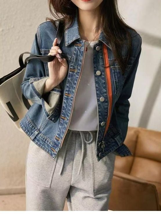 Ženska denim jakna - slobodan kroj, srednje dužine, Polo ovratnik, dugi rukavi; 70–80% pamuk, poliester <30%; casual stil inspiriran japanskim/ korejskim modnim trendovima; jesen 2023
