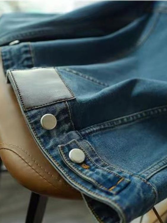 Ženska denim jakna - slobodan kroj, srednje dužine, Polo ovratnik, dugi rukavi; 70–80% pamuk, poliester <30%; casual stil inspiriran japanskim/ korejskim modnim trendovima; jesen 2023