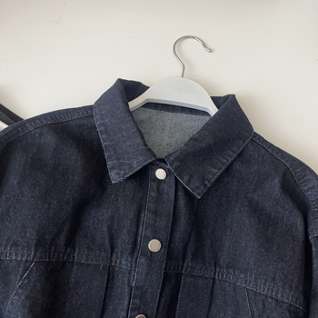 Ženska denim kratka jakna, slobodan kroj, polo ovratnik, dugi rukavi, pamučna tkanina s elastanom